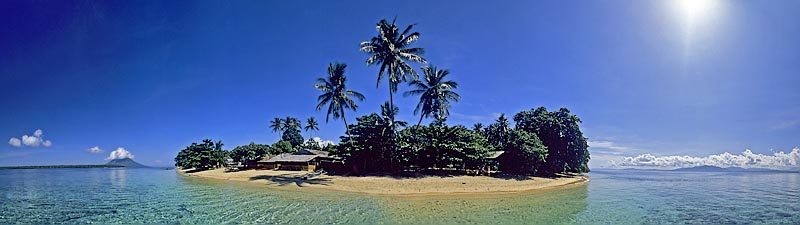 Panoramaaufnahme vor Siladen - ganz links Bunaken und Manado Tua, in der Mitte Siladen, rechts die Kste von Sulawesi - (c) Armin Trutnau