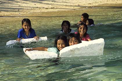 Spielende Kinder vor Bunaken - (c) Armin Trutnau