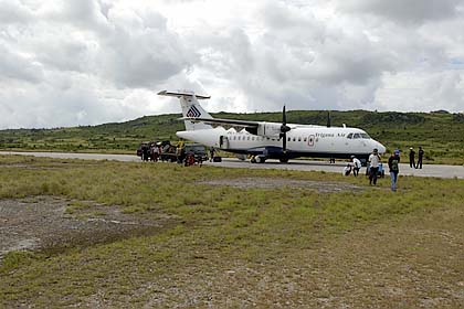 Wakatobi - Flugzeug und Landebahn (c) Armin Trutnau