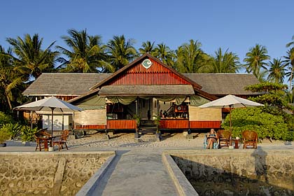 Das Langhaus - Longhouse - Wakatobi Dive Resort - (c) Armin Trutnau