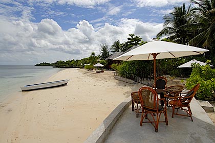 Vor dem Langhaus - Wakatobi Dive Resort - (c) Armin Trutnau