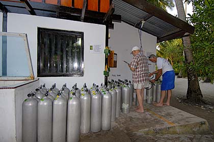 Tauchflaschen - Wakatobi Dive Resort - (c) Armin Trutnau