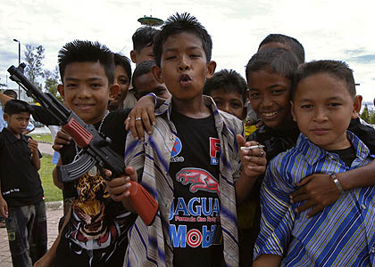 Kinder mit ihrem Spielzeug - Banda Aceh - Sumatra - (c) Birgit Trutnau