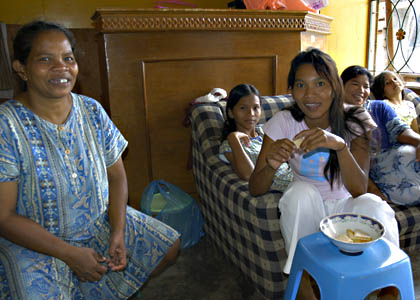 Mama mit ihre Kindern, Pulau Weh - Sumatra - (c) Birgit Trutnau